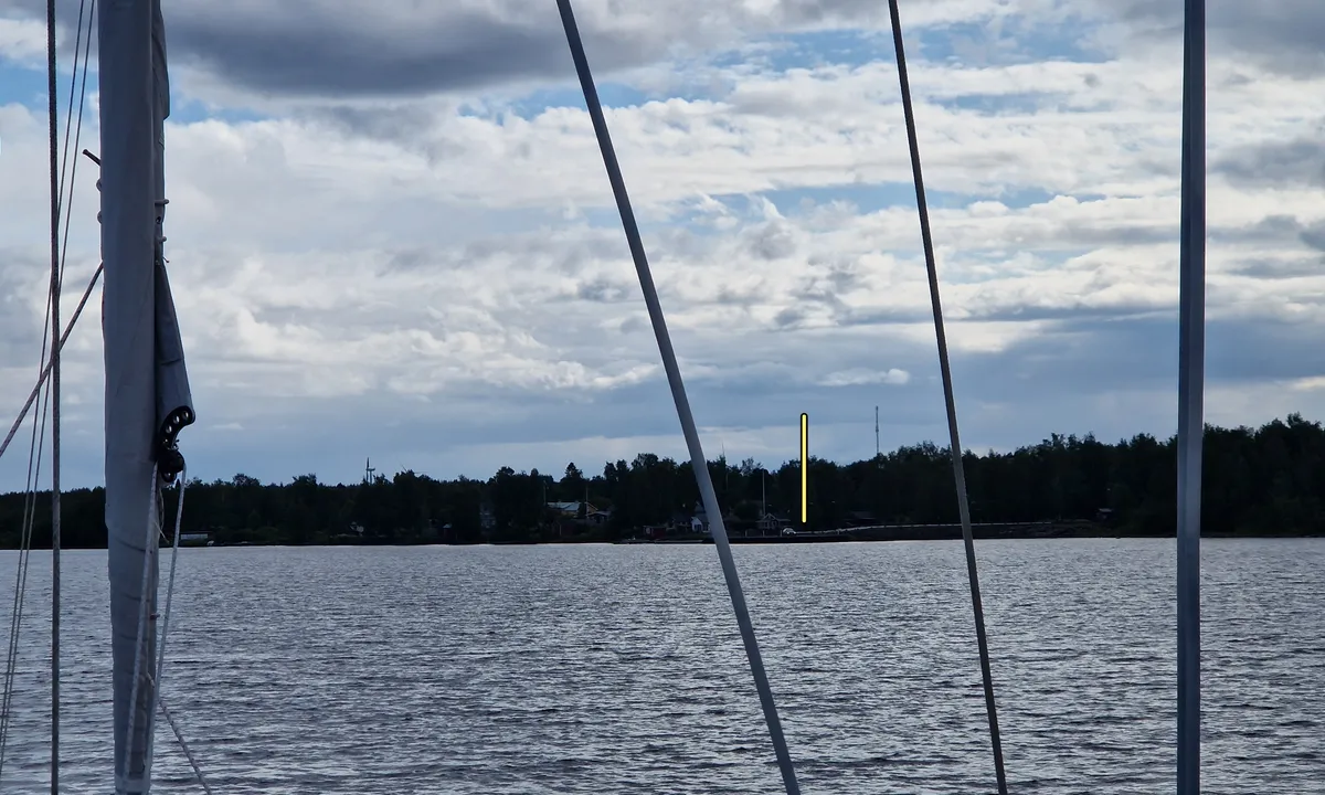 Seskarö Leppäniemikajen: When arriving, the harbour is not easy to spot.
The quay look to as a working quay and the wooden pontoon is not visible.
But it's there and water is deep (>3m).
GPS position 65° 44.5275' N 023° 44.5683' E