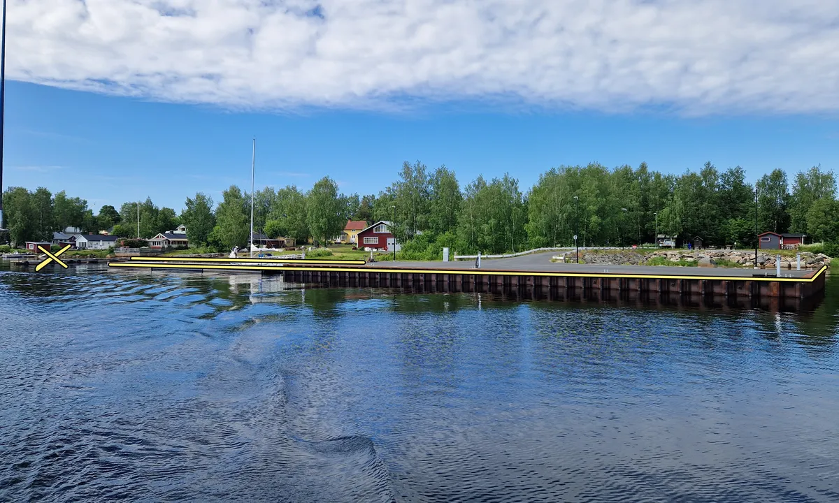 Seskarö Leppäniemikajen: The wooden pontoon (both side) and the metal quay are both for the Gästhamn. Electricity and water are available but on the wooden pontoon it may require long cable depending where you moor.