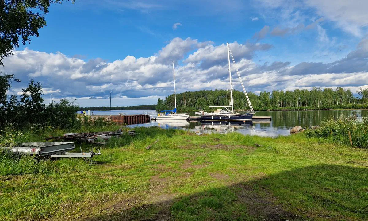 Seskarö Leppäniemikajen: {"base": "en", "no": "Innsiden av trepontongen", "se": "Insidan av tr\u00e4pontonen", "en": "The inside of the wooden pontoon", "da": "Indsiden af den tr\u00e6pontonen", "fr": "L'int\u00e9rieur du ponton en bois", "de": "Das Innere des Holzpontons", "es": "El interior del pantalan de madera", "it": "L'interno del pontile di legno", "pt": "O interior do pont\u00e3o de madeira", "nl": "De binnenkant van de houten ponton", "pl": "Wn\u0119trze drewnianego p\u0142ywaj\u0105cego pomostu", "uk": "\u0412\u043d\u0443\u0442\u0440\u0456\u0448\u043d\u044f \u0441\u0442\u043e\u0440\u043e\u043d\u0430 \u0434\u0435\u0440\u0435\u0432'\u044f\u043d\u043e\u0433\u043e \u043f\u043e\u043d\u0442\u043e\u043d\u0443", "ro": "Interiorul pontonului de lemn", "tr": "Ah\u015fap iskele pontonunun i\u00e7 k\u0131sm\u0131", "el": "\u03a4\u03bf \u03b5\u03c3\u03c9\u03c4\u03b5\u03c1\u03b9\u03ba\u03cc \u03c4\u03b7\u03c2 \u03be\u03cd\u03bb\u03b9\u03bd\u03b7\u03c2 \u03c0\u03bb\u03c9\u03c4\u03ae\u03c2 \u03b1\u03c0\u03bf\u03b2\u03ac\u03b8\u03c1\u03b1\u03c2", "cs": "Vnit\u0159n\u00ed strana d\u0159ev\u011bn\u00e9ho pontonu", "hu": "A f\u00e1b\u00f3l k\u00e9sz\u00fclt ponton belseje", "fi": "Puisen ponttoonin sis\u00e4puoli", "bg": "\u0412\u044a\u0442\u0440\u0435\u0448\u043d\u043e\u0441\u0442\u0442\u0430 \u043d\u0430 \u0434\u044a\u0440\u0432\u0435\u043d\u0438\u044f \u043f\u043e\u043d\u0442\u043e\u043d", "sr": "Unutra\u0161njost drvenog pontona", "et": "Puidust pontooni sisek\u00fclg", "lv": "Koka pontona iek\u0161puse", "lt": "Medinio pontono vidus"}