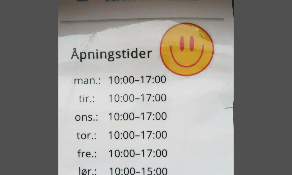 Seter Brygge, Setervågen: {"base": "no", "no": "\u00c5pningstider butikk (per juni 2021).", "se": "\u00d6ppettider butik (per juni 2021).", "en": "Store opening hours (as of June 2021).", "da": "\u00c5bningstider butik (pr. juni 2021)."}
