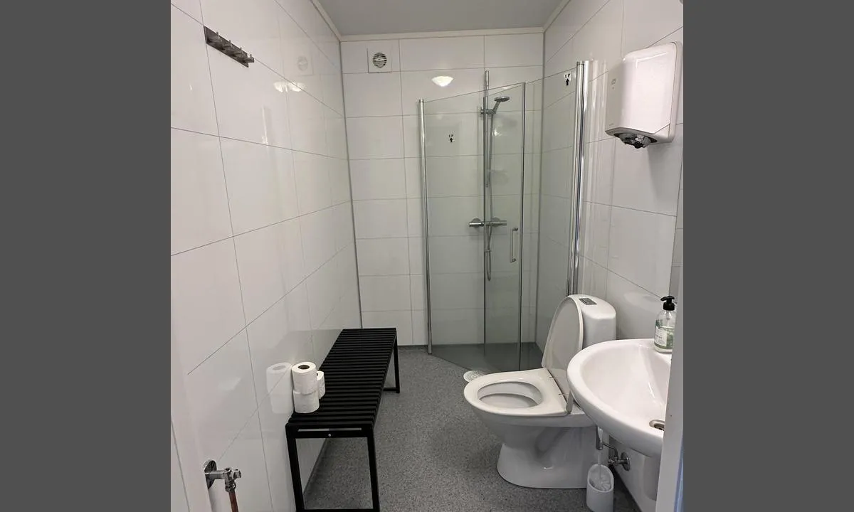 Seter Brygge, Setervågen: {"base": "no", "no": "Nytt servicebygg med vaskemaskiner, toalett og dusj", "se": "Nytt servicebygg med tv\u00e4ttmaskiner, toalett och dusch", "en": "New service building with washing machines, toilets, and showers", "da": "Nyt servicebygning med vaskemaskiner, toilet og bruser"}