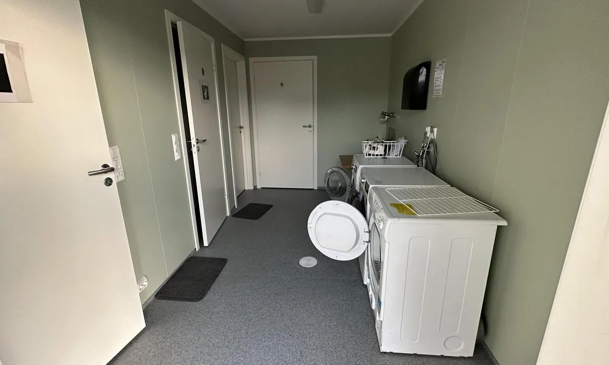 Seter Brygge, Setervågen: {"base": "no", "no": "Nytt servicebygg med vaskemaskiner, toalett og dusj", "se": "Nytt servicebygg med tv\u00e4ttmaskiner, toalett och dusch", "en": "New service building with washing machines, toilet and shower", "da": "Nyt servicebygning med vaskemaskiner, toilet og bruser"}