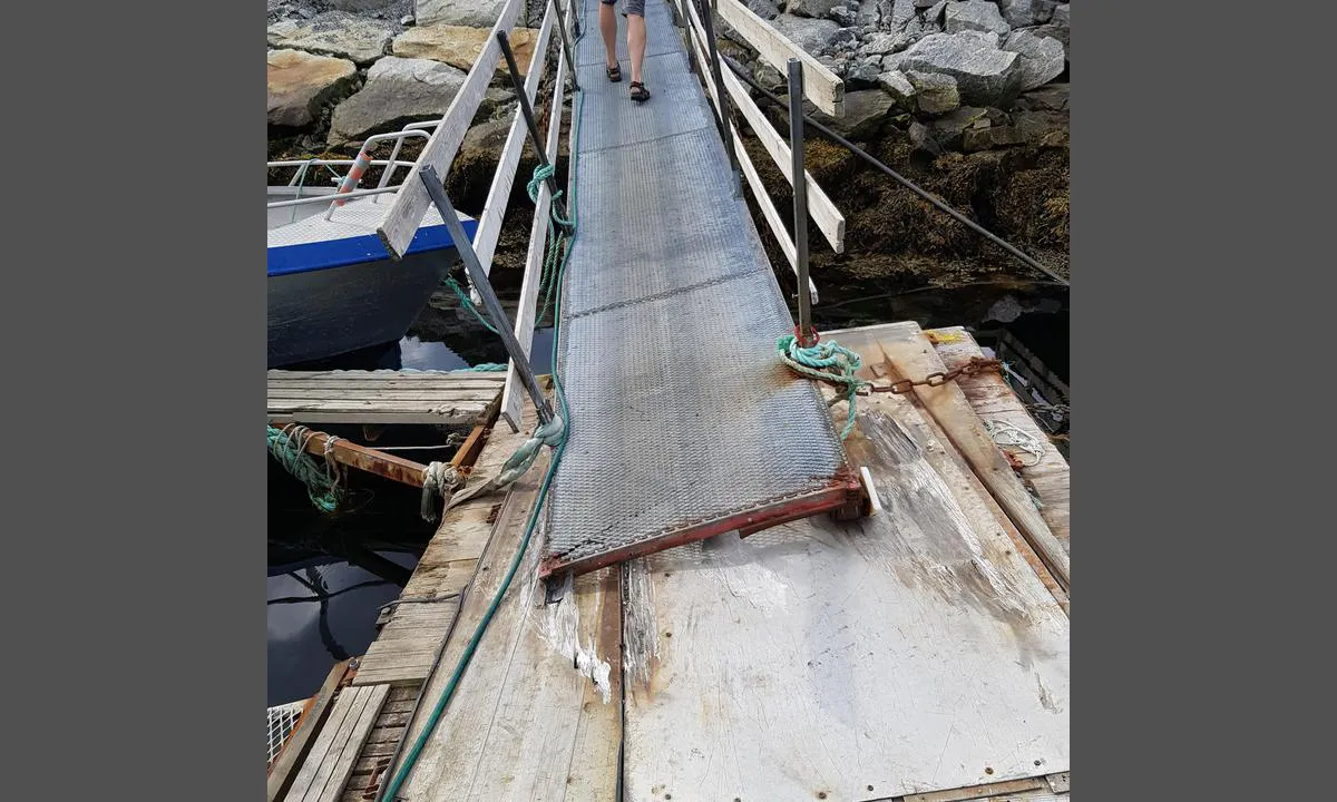Seter Brygge, Setervågen: {"base": "no", "no": "En nedslitt og farlig landgang/brygge.", "se": "En sliten och farlig landg\u00e5ng/brygga.", "en": "A worn and dangerous gangway/jetty.", "da": "En nedslidt og farlig landgang/bro."}