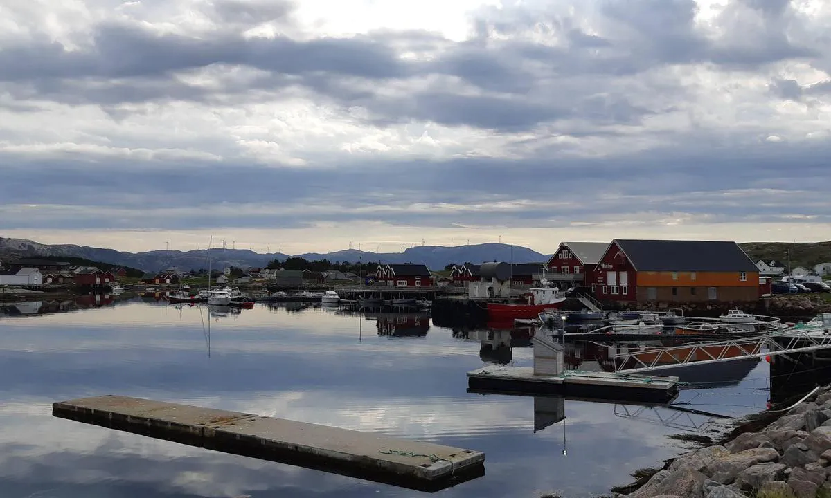 Seter Brygge, Setervågen: {"base": "no", "no": "Bilde tatt fra moloen.\r\nDet var ikke lett \u00e5 finne gjestebrygge da alt var i en d\u00e5rlig forfatning.\r\nMen vi fant en plass p\u00e5 ytterste brygge og det l\u00e5 en b\u00e5t p\u00e5 innerste (mot land).", "se": "Bild tagen fr\u00e5n piren.<br>Det var inte l\u00e4tt att hitta g\u00e4stbryggan eftersom allt var i d\u00e5ligt skick.<br>Men vi hittade en plats p\u00e5 yttersta bryggan och det l\u00e5g en b\u00e5t vid innersta (mot land).", "en": "Picture taken from the breakwater. It was not easy to find a guest dock as everything was in poor condition. But we found a spot on the outermost dock and there was a boat on the innermost one (towards the land).", "da": "Billede taget fra molen.<br>Det var ikke let at finde g\u00e6stebro da alt var i d\u00e5rlig stand.<br>Men vi fandt en plads p\u00e5 yderste bro og der l\u00e5 en b\u00e5d p\u00e5 inderste (mod land)."}