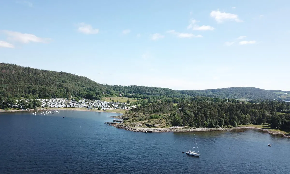 Signalodden: {"base": "no", "no": "Luftfoto mot S\u00d8. Nes Camping i bakgrunn.", "se": "Flygfoto mot SO. Nes Camping i bakgrunden.", "en": "Aerial photo towards SE. Nes Camping in the background.", "da": "Luftfoto mod S\u00d8. Nes Camping i baggrund."}