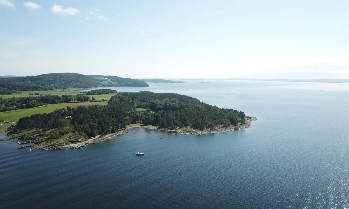 Signalodden: {"base": "no", "no": "Luftfoto sett fra nord.", "se": "Flygfoto sett fr\u00e5n norr.", "en": "Aerial photo seen from the north.", "da": "Luftfoto set fra nord."}