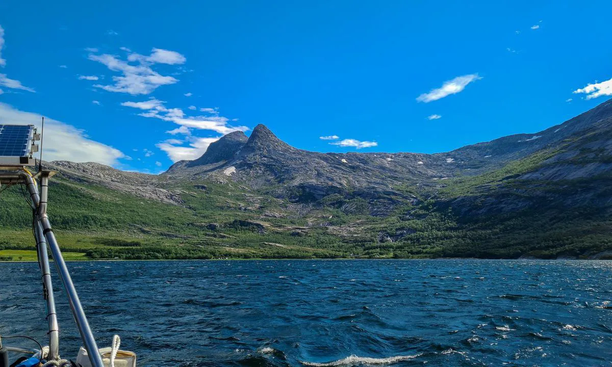 Sila: {"base": "no", "no": "Kraftig h\u00f8stvind med \u00f8stlig vind", "se": "Kraftig h\u00f6stvind med ostlig vind", "en": "Strong autumn wind with an easterly wind", "da": "Kraftig efter\u00e5rsvind med \u00f8stlig vind"}