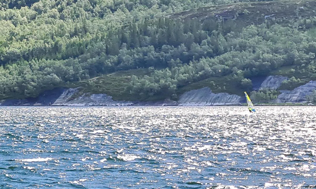 Sila: {"base": "no", "no": "Kraftig h\u00f8stvind med \u00f8stlig vind", "se": "Kraftig h\u00f6stvind med \u00f6stlig vind", "en": "Strong autumn wind with an easterly wind", "da": "Kraftig efter\u00e5rsvind med \u00f8stlig vind"}