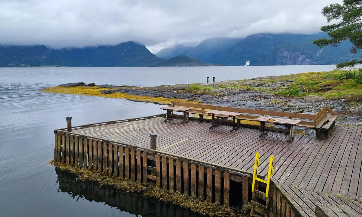Sild: {"base": "no", "no": "Brygge og ringer i fjellet", "se": "Brygga och ringar i berget", "en": "Dock and rings in the cliff", "da": "Bro og ringe i klippen"}