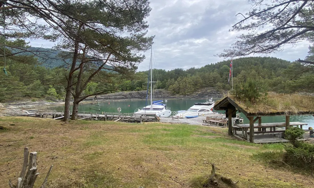 Sild: Sett mot nordøst. Det er også bolter for fortøyning mot fjellet på andre siden av bukta.