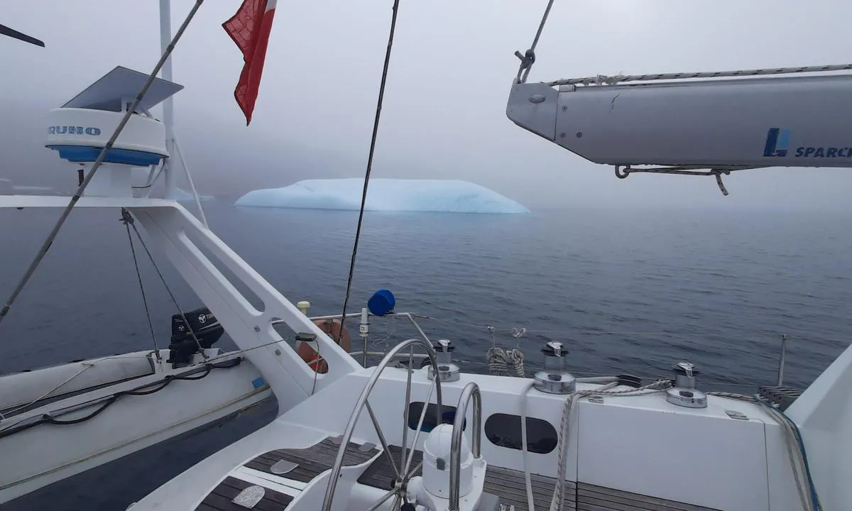 Simiutaq (Denmark) Close: {"base": "fr", "no": "Det frar\u00e5des \u00e5 ankere opp p\u00e5 20 meters dyp, da isfjell ofte kommer inn dit.", "se": "Det rekommenderas inte att ankra p\u00e5 20 meters djup, eftersom isberg ofta tr\u00e4nger in d\u00e4r.", "en": "It is not recommended to anchor in 20 meters of depth, as icebergs frequently enter there.", "da": "Det frar\u00e5des at ankre p\u00e5 20 meters dybde, da isbjerge ofte tr\u00e6nger ind der.", "fr": "Il est d\u00e9conseill\u00e9 de mouiller par 20 m\u00e8tres de fond, car des icebergs y p\u00e9n\u00e8trent fr\u00e9quemment.", "de": "Es wird davon abgeraten, bei einer Tiefe von 20 Metern zu ankern, da dort h\u00e4ufig Eisberge eindringen.", "es": "Se desaconseja fondear a 20 metros de profundidad, ya que los icebergs penetran con frecuencia.", "it": "\u00c8 sconsigliato ancorare in fondali di 20 metri, poich\u00e9 vi penetrano frequentemente degli iceberg.", "pt": "Desaconselha-se fundear em uma profundidade de 20 metros, porque icebergs frequentemente entram nessa \u00e1rea.", "nl": "Het is af te raden om op 20 meter diepte te ankeren, omdat er regelmatig ijsbergen doorkomen.", "pl": "Nie zaleca si\u0119 kotwiczenia na g\u0142\u0119boko\u015bci 20 metr\u00f3w, poniewa\u017c cz\u0119sto wchodz\u0105 tam g\u00f3ry lodowe.", "uk": "\u041d\u0435 \u0440\u0435\u043a\u043e\u043c\u0435\u043d\u0434\u0443\u0454\u0442\u044c\u0441\u044f \u043a\u0438\u0434\u0430\u0442\u0438 \u044f\u043a\u0456\u0440 \u043d\u0430 \u0433\u043b\u0438\u0431\u0438\u043d\u0456 20 \u043c\u0435\u0442\u0440\u0456\u0432, \u043e\u0441\u043a\u0456\u043b\u044c\u043a\u0438 \u0441\u044e\u0434\u0438 \u0447\u0430\u0441\u0442\u043e \u043f\u0440\u043e\u043d\u0438\u043a\u0430\u044e\u0442\u044c \u0430\u0439\u0441\u0431\u0435\u0440\u0433\u0438.", "ro": "Este descurajat s\u0103 ancora\u021bi la 20 de metri ad\u00e2ncime, deoarece aisbergurile p\u0103trund frecvent \u00een zon\u0103.", "tr": "20 metre derinlikte demir atmak \u00f6nerilmez, \u00e7\u00fcnk\u00fc buzda\u011flar\u0131 s\u0131k s\u0131k bu b\u00f6lgeye girer.", "el": "\u0394\u03b5\u03bd \u03c3\u03c5\u03bd\u03b9\u03c3\u03c4\u03ac\u03c4\u03b1\u03b9 \u03b7 \u03b1\u03b3\u03ba\u03cd\u03c1\u03c9\u03c3\u03b7 \u03c3\u03b5 20 \u03bc\u03ad\u03c4\u03c1\u03b1 \u03b2\u03ac\u03b8\u03bf\u03c5\u03c2, \u03ba\u03b1\u03b8\u03ce\u03c2 \u03c0\u03b1\u03b3\u03cc\u03b2\u03bf\u03c5\u03bd\u03b1 \u03b5\u03b9\u03c3\u03ad\u03c1\u03c7\u03bf\u03bd\u03c4\u03b1\u03b9 \u03c3\u03c5\u03c7\u03bd\u03ac \u03c3\u03b5 \u03b1\u03c5\u03c4\u03ac.", "cs": "Nedoporu\u010duje se zakotvit v hloubce 20 metr\u016f, proto\u017ee tam \u010dasto vplouvaj\u00ed ledovce.", "hu": "Nem aj\u00e1nlott 20 m\u00e9teres m\u00e9lys\u00e9gben horgonyozni, mert gyakran behatolnak oda j\u00e9ghegyek.", "fi": "On ep\u00e4suositeltavaa ankkuroida 20 metrin syvyydess\u00e4, koska j\u00e4\u00e4vuoria tunkeutuu sinne usein.", "bg": "\u041d\u0435 \u0441\u0435 \u043f\u0440\u0435\u043f\u043e\u0440\u044a\u0447\u0432\u0430 \u0437\u0430\u043a\u043e\u0442\u0432\u044f\u043d\u0435 \u043d\u0430 \u0434\u044a\u043b\u0431\u043e\u0447\u0438\u043d\u0430 \u043e\u0442 20 \u043c\u0435\u0442\u0440\u0430, \u0442\u044a\u0439 \u043a\u0430\u0442\u043e \u0430\u0439\u0441\u0431\u0435\u0440\u0433\u0438 \u0447\u0435\u0441\u0442\u043e \u043f\u0440\u043e\u043d\u0438\u043a\u0432\u0430\u0442 \u0442\u0430\u043c.", "sr": "Ne preporu\u010duje se sidrenje na dubini od 20 metara, jer tamo \u010desto prodiru ledeni bregovi.", "et": "Ei soovitata 20 meetri s\u00fcgavusel ankurdada, sest j\u00e4\u00e4m\u00e4ed tungivad sinna sageli.", "lv": "Nav ieteicams apmesties viet\u0101, kur dzi\u013cums ir 20 metri, jo tur bie\u017ei par\u0101d\u0101s aisbergi.", "lt": "Rekomenduojama nesustoti inkaru 20 metr\u0173 gylyje, nes ten da\u017enai \u012fsiskverbia ledkalniai."}