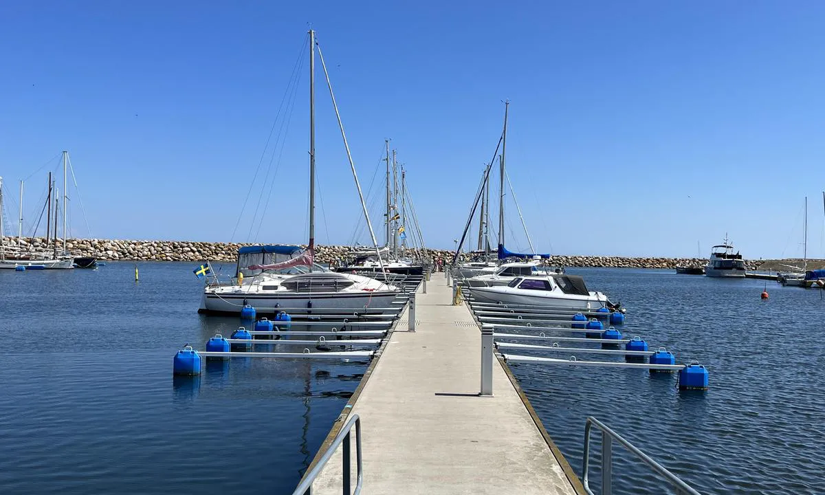 Simrishamn: {"base": "no", "no": "Flott havn med relativt mange gjesteplasser. D brygga er klart merket, men det er plasser p\u00e5 andre brygger ogs\u00e5. Ikke alltid like lett \u00e5 identifisere.", "se": "Fantastisk hamn med relativt m\u00e5nga g\u00e4stplatser. D-bryggan \u00e4r tydligt markerad, men det finns platser p\u00e5 andra bryggor ocks\u00e5. Inte alltid lika l\u00e4tt att identifiera.", "en": "Great harbor with relatively many guest spots. The D dock is clearly marked, but there are spots on other docks as well. Not always easy to identify.", "da": "Flot havn med relativt mange g\u00e6stepladser. D-broen er klart markeret, men der er pladser p\u00e5 andre broer ogs\u00e5. Ikke altid lige let at identificere."}