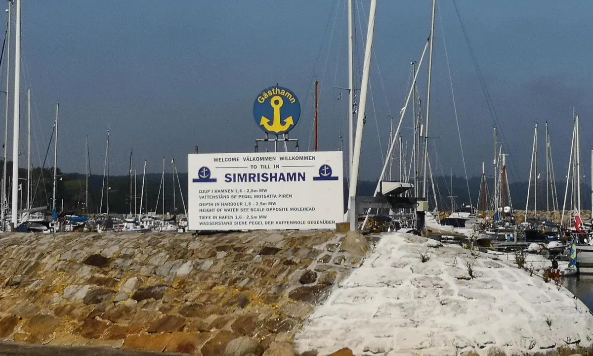 {"base": "de", "no": "Innseiling til Simrishamn", "se": "Inlopp Simrishamn", "en": "Entrance to Simrishamn", "da": "Indsejling Simrishamn", "fr": "Entr\u00e9e Simrishamn", "de": "Einfahrt Simrishamn", "es": "Entrada a Simrishamn", "it": "Ingresso Simrishamn", "pt": "Entrada de Simrishamn", "nl": "Invaart Simrishamn", "pl": "Wp\u0142ywanie do Simrishamn", "uk": "\u0412\u0445\u0456\u0434 \u0432 \u0421\u0438\u043c\u0435\u0440\u0441\u0445\u0430\u043c\u043d", "ro": "Intrarea Simrishamn", "tr": "Simrishamn Giri\u015fi", "el": "\u0395\u03af\u03c3\u03bf\u03b4\u03bf\u03c2 \u03a3\u03af\u03bc\u03c1\u03b9\u03c7\u03b1\u03bc\u03bd", "cs": "Vjezd Simrishamn", "hu": "Simrishamn bej\u00e1rat", "fi": "Sis\u00e4\u00e4najo Simrishamn", "bg": "\u0412\u043b\u0438\u0437\u0430\u043d\u0435 \u0421\u0438\u043c\u0440\u0438\u0448\u0430\u043c\u043d", "sr": "Ulaz Simrishamn", "et": "Sisses\u00f5it Simrishamni", "lv": "Iebrauk\u0161ana Simrishamn", "lt": "\u012eplaukimas \u012f Simri\u0161amn\u0105"}