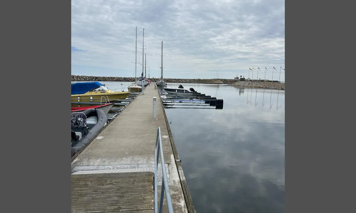 Simrishamn: {"base": "no", "no": "E-brygga er den f\u00f8rste brygga du kommer til i gjestehavnen.", "se": "E-bryggan \u00e4r den f\u00f6rsta bryggan du kommer till i g\u00e4sthamnen.", "en": "The E-dock is the first dock you reach in the guest harbor.", "da": "E-broen er den f\u00f8rste broen, du kommer til i g\u00e6stehavnen."}