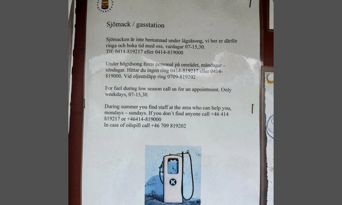 Simrishamn: {"base": "en", "no": "Kontakt for drivstoff: havnekontoret er ved bobilplassen, ved siden av drivstoffstasjonen", "se": "Kontakt f\u00f6r br\u00e4nsle: hamnkontoret ligger vid husbilsplatsen, bredvid br\u00e4nslestationen", "en": "Contact for fuel: the harborcontor is at the campervan space, next to the fuel station", "da": "Kontakt for br\u00e6ndstof: havnekontoret er ved autocamperpladsen, ved siden af tankstationen"}
