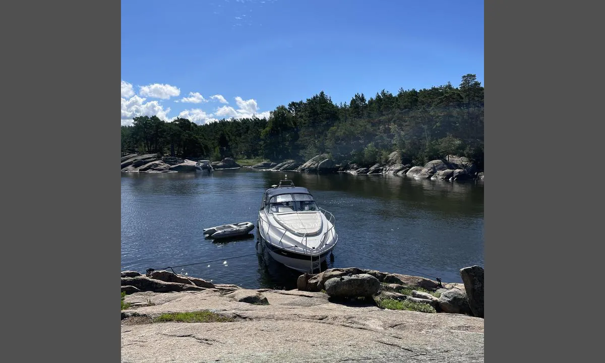 Singløya: {"base": "no", "no": "Her ligger vi p\u00e5 ballen.", "se": "H\u00e4r ligger vi p\u00e5 bojen.", "en": "Here we are moored to the buoy.", "da": "Her ligger vi p\u00e5 b\u00f8jen."}
