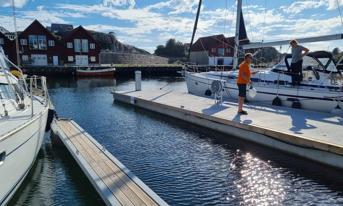 Sirevåg: {"base": "no", "no": "Gjestebrygge ytterst", "se": "G\u00e4stbrygga ytterst", "en": "Guest pier at the outermost", "da": "G\u00e6stebro yderst"}