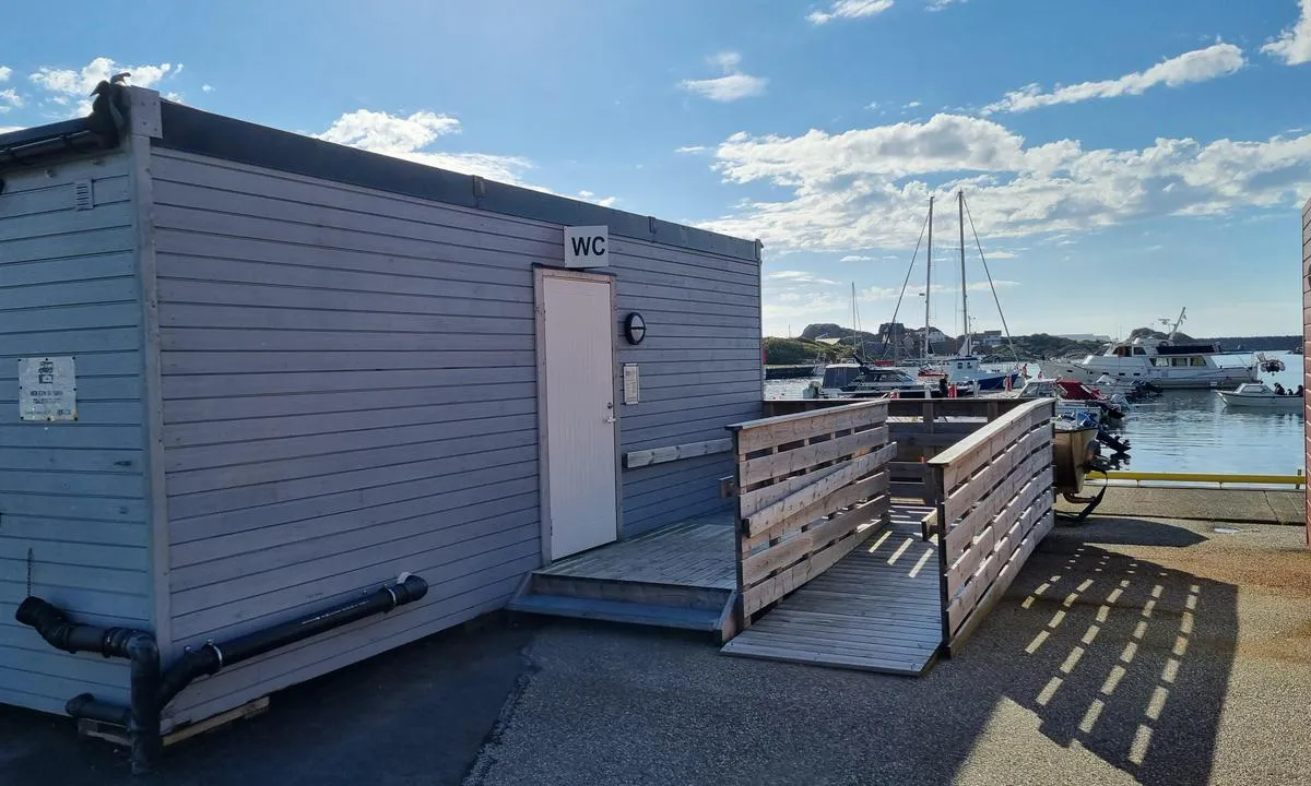 Sirevåg: {"base": "no", "no": "Toalett og dusj rett inn p\u00e5 land", "se": "Toalett och dusch precis i land", "en": "Toilet and shower right ashore", "da": "Toilet og bruser lige inde p\u00e5 land"}
