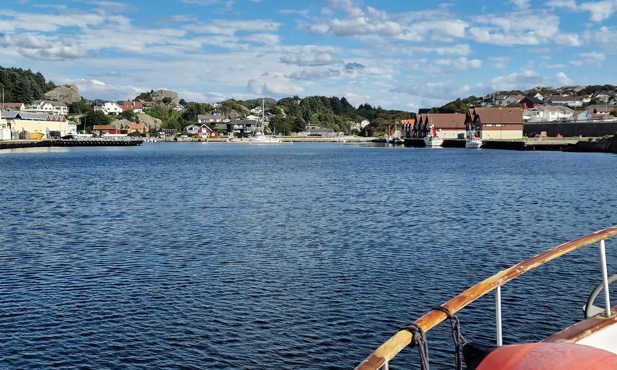 Sirevåg: {"base": "no", "no": "Gjestebrygge midt i bildet", "se": "G\u00e4stbrygga mitt i bilden", "en": "Guest dock in the middle of the picture", "da": "G\u00e6stebro midt i billedet"}