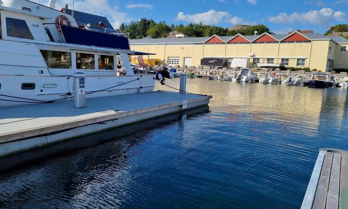 Sirevåg: {"base": "no", "no": "Gjestebrygge", "se": "G\u00e4stbrygga", "en": "Guest Wharf", "da": "G\u00e6stehavnebro"}