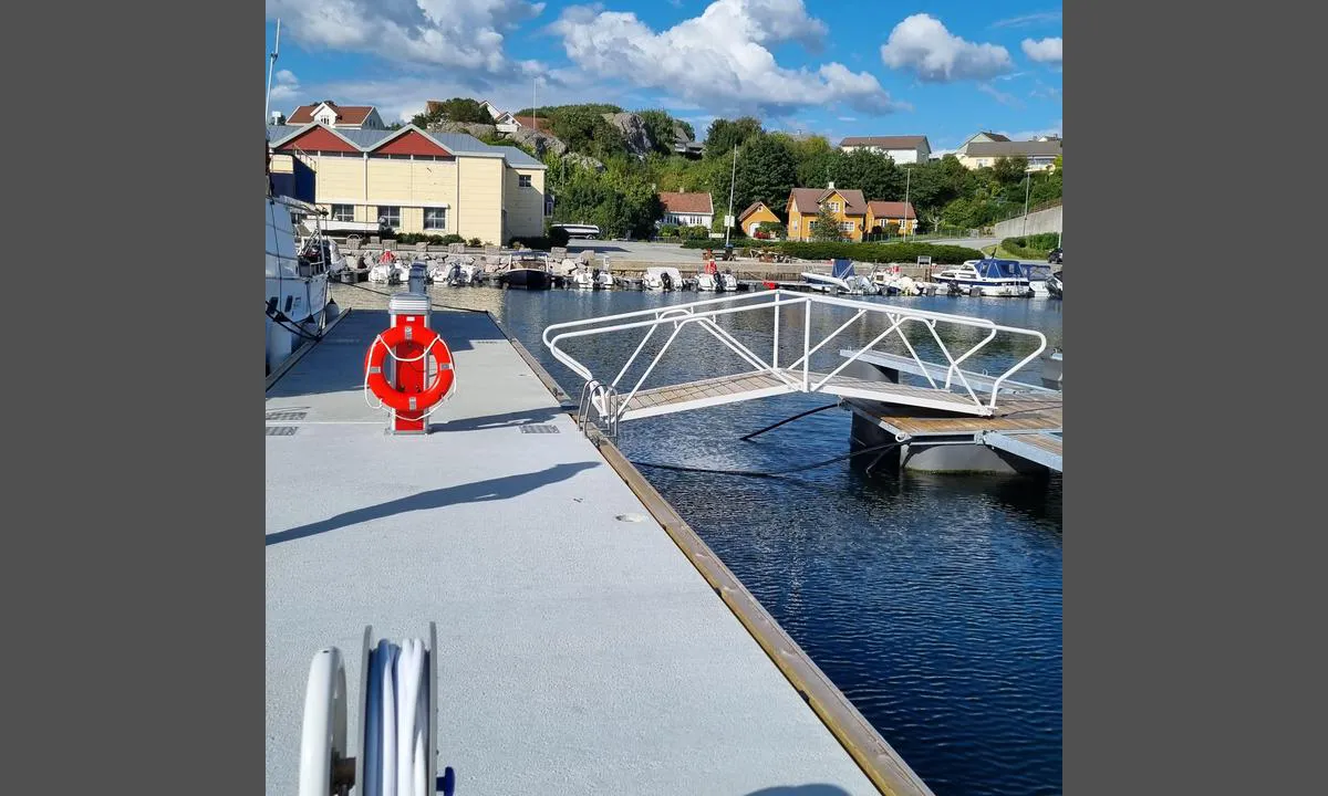 Sirevåg: {"base": "no", "no": "B\u00f8lgedemper gjestebrygge", "se": "V\u00e5gbrytarg\u00e4stbrygga", "en": "Wave breaker guest dock", "da": "B\u00f8lged\u00e6mper g\u00e6stebro"}