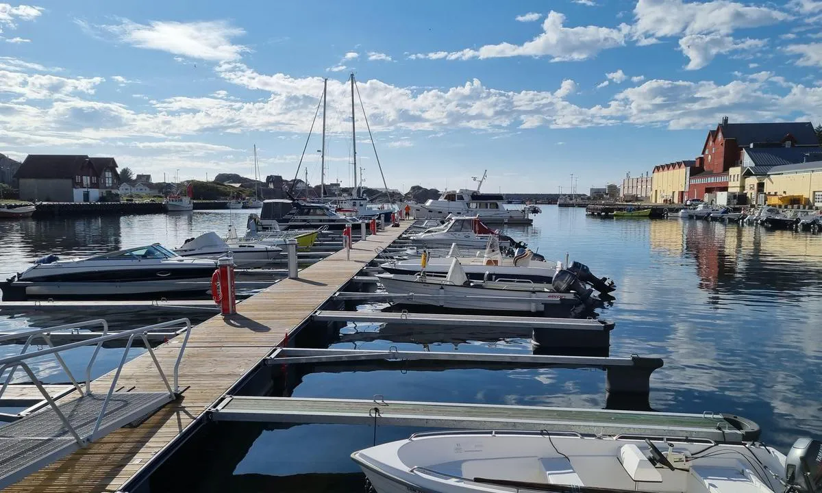 Sirevåg: {"base": "no", "no": "Nytt bryggeanlegg, gjesteplasser ytterst", "se": "Ny brygganl\u00e4ggning, g\u00e4stplatser ytterst", "en": "New dock facility, guest spots at the outermost part", "da": "Ny broanl\u00e6g, g\u00e6stepladser yderst"}