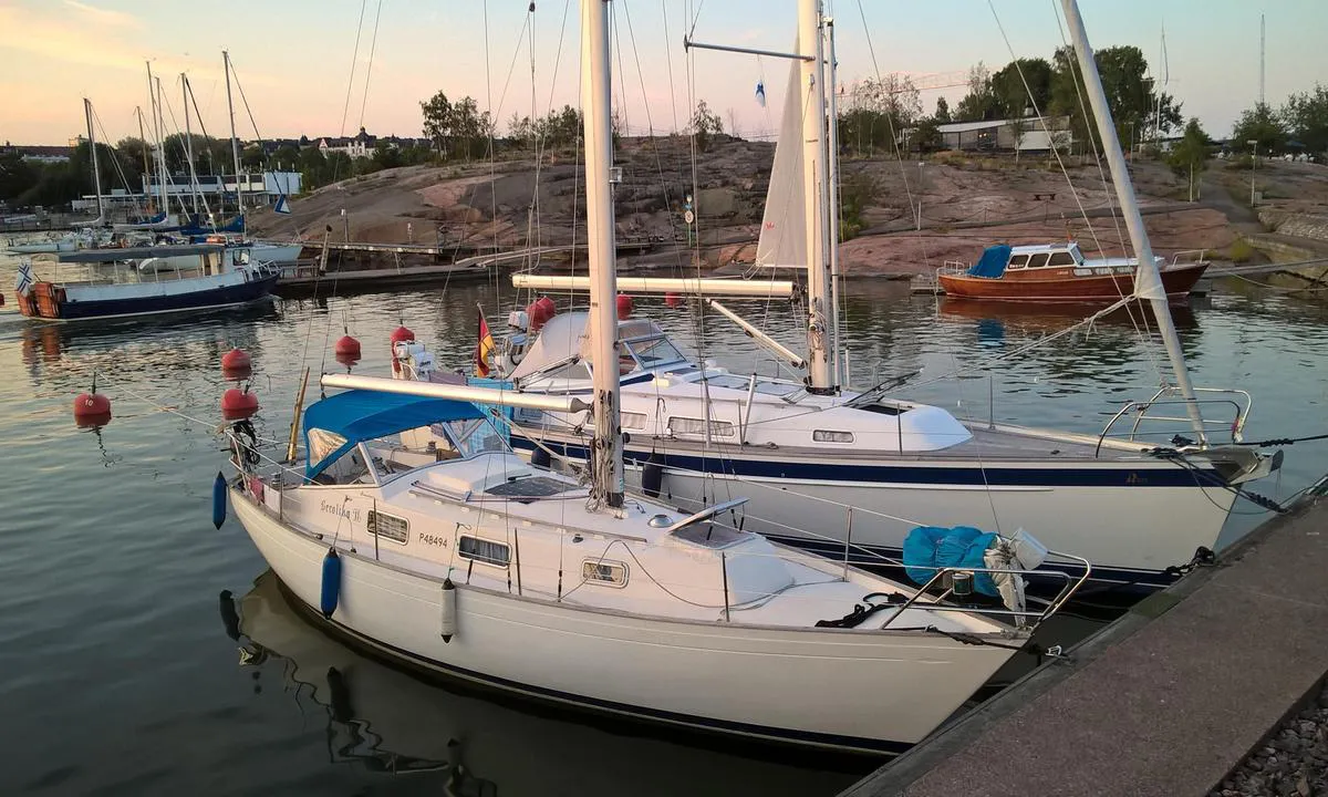 Sirpalesaari: {"base": "en", "no": "Restaurant og servicebygg p\u00e5 h\u00f8yden. Havneavgift betales til fergef\u00f8reren. Ferge parkert i venstre hj\u00f8rne p\u00e5 bildet, akkurat ankommet.", "se": "Restaurang och servicebyggnad p\u00e5 kullen. Hamnavgift betalas till f\u00e4rjef\u00f6raren. F\u00e4rja parkerad i v\u00e4nstra h\u00f6rnet p\u00e5 bilden, just ankommande.", "en": "Restaurant and service building on the hill. Harbour fee is paid to ferry driver. Ferry parked on the left corner on pic, just arriving.", "da": "Restaurant og servicebygning p\u00e5 bakken. Havneafgift betales til f\u00e6rgef\u00f8reren. F\u00e6rgen er parkeret i det venstre hj\u00f8rne p\u00e5 billedet og ankommer lige nu."}