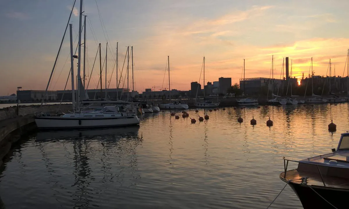 Sirpalesaari: {"base": "en", "no": "Du m\u00e5 ta fergeb\u00e5t til Helsinki, inkludert i havneavgiften (5min eller mindre). Utmerket restaurant, spesial sj\u00f8folk lunsjmeny :)", "se": "Du m\u00e5ste ta f\u00e4rjan till Helsingfors, ing\u00e5r i hamnavgiften (5 minuter eller mindre). Utm\u00e4rkt restaurang, speciell lunchmeny f\u00f6r sj\u00f6m\u00e4n :)", "en": "You have to take ferry boat to Helsinki, included to harbour fee (5min or less). Excellent restaurant, special sailors' lunch menu :)", "da": "Du skal tage f\u00e6rgen til Helsinki, inkluderet i havnegebyret (5min eller mindre). Fremragende restaurant, speciel s\u00f8mandsfrokostmenu :)"}