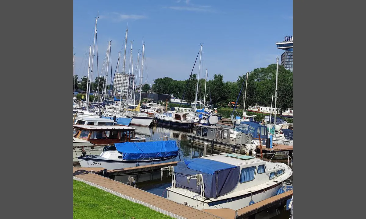 Sixhaven Watersport: {"base": "no", "no": "Super havn. Litt trangt, men veldig hyggelig havnepersonal som hjelper deg \u00e5 finne riktig plass. Alle fasiliteter i havna. Gratis ferge over til sentrum like ved havnen som g\u00e5r kontinuerlig hele d\u00f8gnet. Vi betalte 33 euro pr d\u00f8gn for v\u00e5r b\u00e5t p\u00e5 40 fot. Hele havnen er inngjerdet, med portl\u00e5s. F\u00f8ltes veldig trygt.", "se": "Super hamn. Lite tr\u00e5ngt, men mycket trevlig hamnpersonal som hj\u00e4lper dig att hitta r\u00e4tt plats. Alla faciliteter i hamnen. Gratis f\u00e4rja \u00f6ver till centrum precis vid hamnen som g\u00e5r kontinuerligt hela dygnet. Vi betalade 33 euro per dygn f\u00f6r v\u00e5r b\u00e5t p\u00e5 40 fot. Hela hamnen \u00e4r inh\u00e4gnad, med portl\u00e5s. K\u00e4ndes mycket tryggt.", "en": "Super harbor. A bit tight, but very friendly harbor staff who help you find the right spot. All facilities in the harbor. Free ferry to the city center near the harbor that runs continuously all day and night. We paid 33 euros per day for our 40-foot boat. The entire harbor is fenced, with a gate lock. Felt very safe.", "da": "Super havn. Lidt trangt, men meget hyggeligt havnepersonale som hj\u00e6lper dig med at finde den rigtige plads. Alle faciliteter i havnen. Gratis f\u00e6rge over til centrum lige ved havnen, som sejler kontinuerligt hele d\u00f8gnet. Vi betalte 33 euro pr. d\u00f8gn for vores b\u00e5d p\u00e5 40 fod. Hele havnen er indhegnet, med portl\u00e5s. F\u00f8ltes meget trygt."}