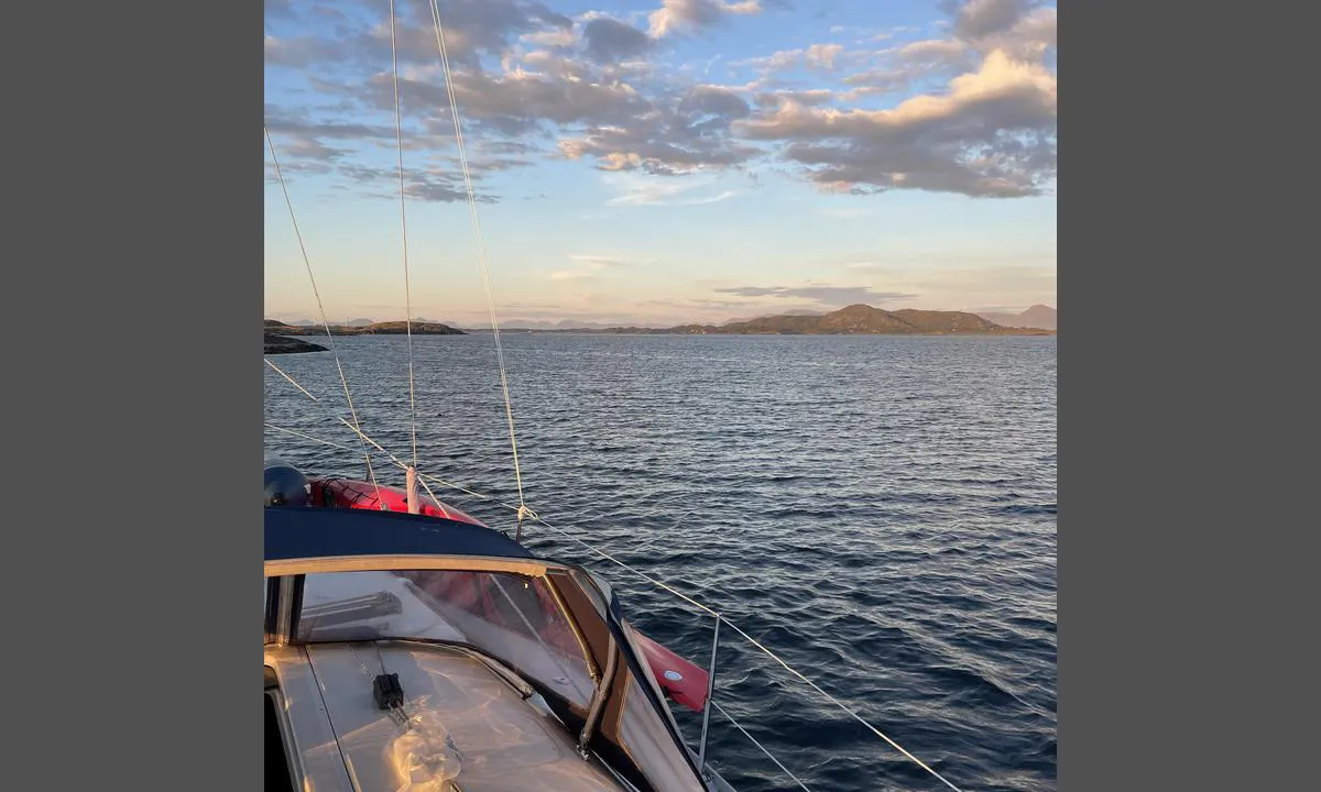 Sjåbergvika Uksnøy: {"base": "no", "no": "Retning mot nord\u00f8st", "se": "Riktning mot nordost", "en": "Direction towards northeast", "da": "Retning mod nord\u00f8st"}