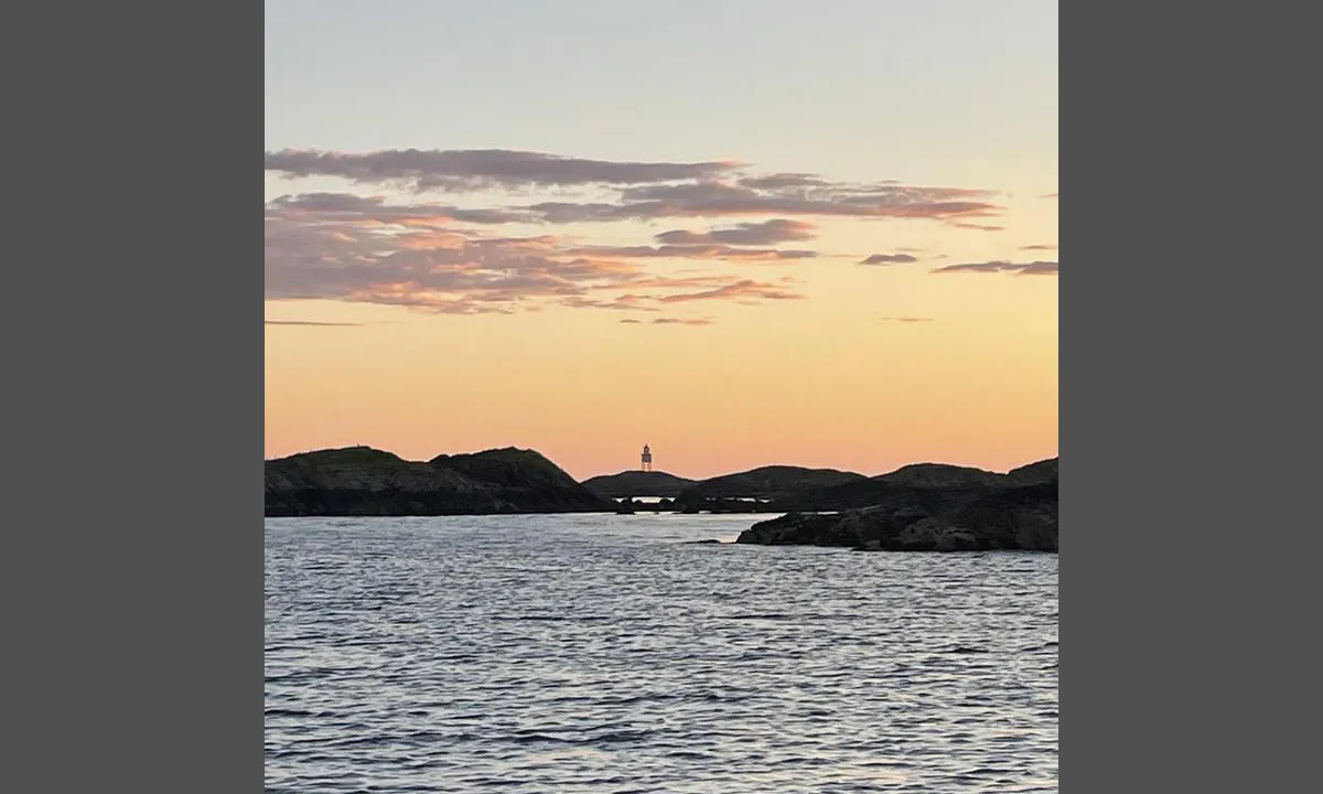 Sjåbergvika Uksnøy: {"base": "no", "no": "Retning mot syd", "se": "Riktning mot syd", "en": "Direction towards south", "da": "Retning mod syd"}