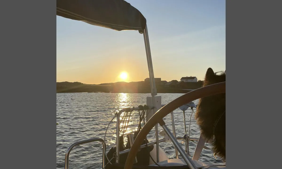 Sjåbergvika Uksnøy: {"base": "no", "no": "Retning mot sydvest", "se": "Riktning mot sydv\u00e4st", "en": "Direction towards southwest", "da": "Retning mod sydvest"}