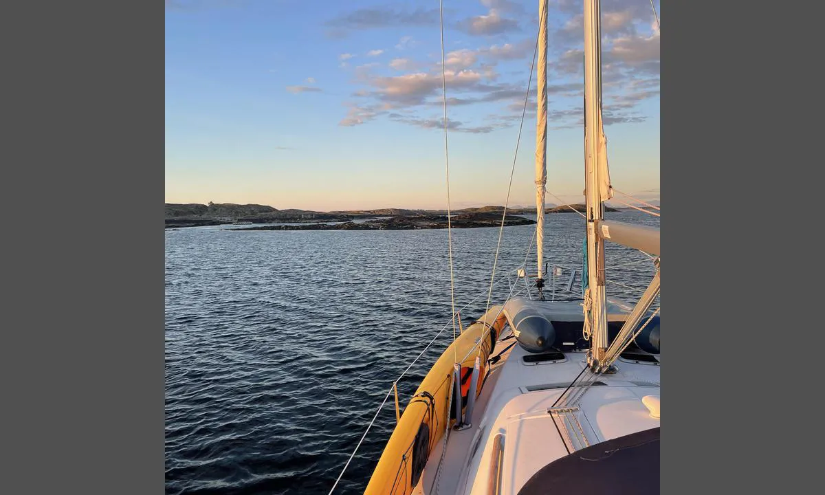 Sjåbergvika Uksnøy: {"base": "no", "no": "Retning mot nord/nord\u00f8st", "se": "Riktning mot norr/nordost", "en": "Direction towards north/northeast", "da": "Retning mod nord/nord\u00f8st"}
