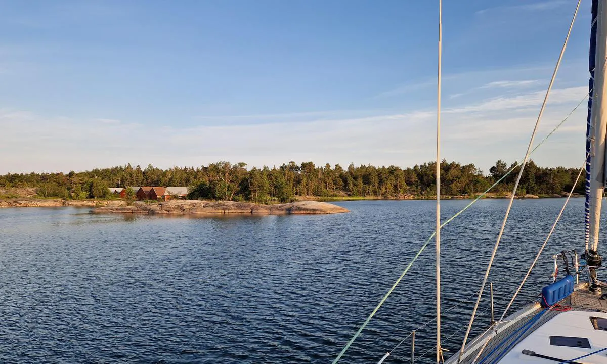 Sjäöng Söderboda: {"base": "en", "no": "Pontoongen ved husene er privat.", "se": "Pontonbryggan vid husen \u00e4r privat.", "en": "The pontoon by the houses is private.", "da": "Pontonbroen ved husene er privat.", "fr": "Le ponton pr\u00e8s des maisons est priv\u00e9.", "de": "Der Ponton bei den H\u00e4usern ist privat.", "es": "El pantal\u00e1n junto a las casas es privado.", "it": "Il pontile vicino alle case \u00e8 privato.", "pt": "O pont\u00e3o perto das casas \u00e9 privado.", "nl": "De ponton bij de huizen is priv\u00e9.", "pl": "Ponton przy domach jest prywatny.", "uk": "\u041f\u043e\u043d\u0442\u043e\u043d \u0431\u0456\u043b\u044f \u0431\u0443\u0434\u0438\u043d\u043a\u0456\u0432 \u0454 \u043f\u0440\u0438\u0432\u0430\u0442\u043d\u0438\u043c.", "ro": "Pontoonul de l\u00e2ng\u0103 case este privat.", "tr": "Evlerin yan\u0131ndaki y\u00fczer iskele \u00f6zeldir.", "el": "\u0397 \u03c0\u03bb\u03c9\u03c4\u03ae \u03b1\u03c0\u03bf\u03b2\u03ac\u03b8\u03c1\u03b1 \u03b4\u03af\u03c0\u03bb\u03b1 \u03c3\u03c4\u03b1 \u03c3\u03c0\u03af\u03c4\u03b9\u03b1 \u03b5\u03af\u03bd\u03b1\u03b9 \u03b9\u03b4\u03b9\u03c9\u03c4\u03b9\u03ba\u03ae.", "cs": "Ponton u dom\u016f je soukrom\u00fd.", "hu": "A h\u00e1zak melletti pontonh\u00edd mag\u00e1ntulajdon.", "fi": "Laituri talojen vieress\u00e4 on yksityinen.", "bg": "\u041f\u043e\u043d\u0442\u043e\u043d\u044a\u0442 \u0434\u043e \u043a\u044a\u0449\u0438\u0442\u0435 \u0435 \u0447\u0430\u0441\u0442\u0435\u043d.", "sr": "Ponton pored ku\u0107a je privatan.", "et": "Ujuvkai elamute juures on eravaldus.", "lv": "Pontons pie m\u0101j\u0101m ir priv\u0101ts.", "lt": "Pontonas prie nam\u0173 yra privatus."}