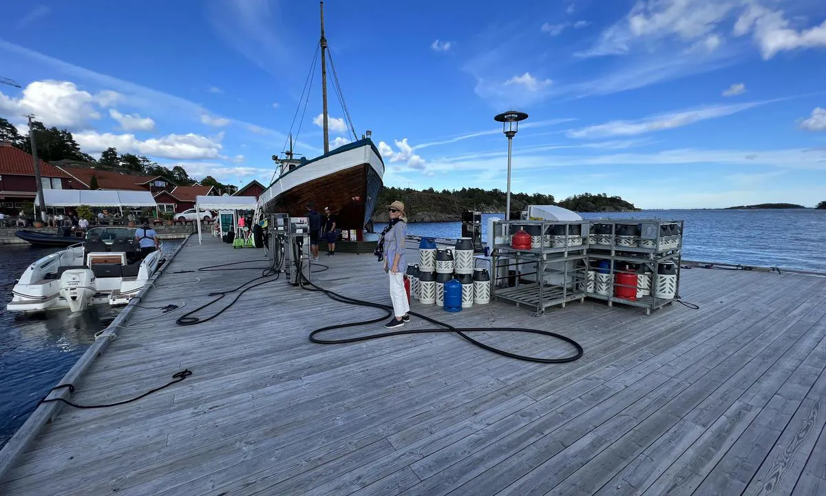Sjøbua Marina: Båtutstyrbutikk inne i båten.