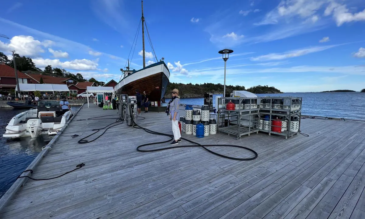 Sjøbua Marina: {"base": "no", "no": "B\u00e5tutstyrbutikk inne i b\u00e5ten.", "se": "B\u00e5tutrustningsbutik inne i b\u00e5ten.", "en": "Boat equipment store inside the boat.", "da": "B\u00e5dudstyrsbutik inde i b\u00e5den."}