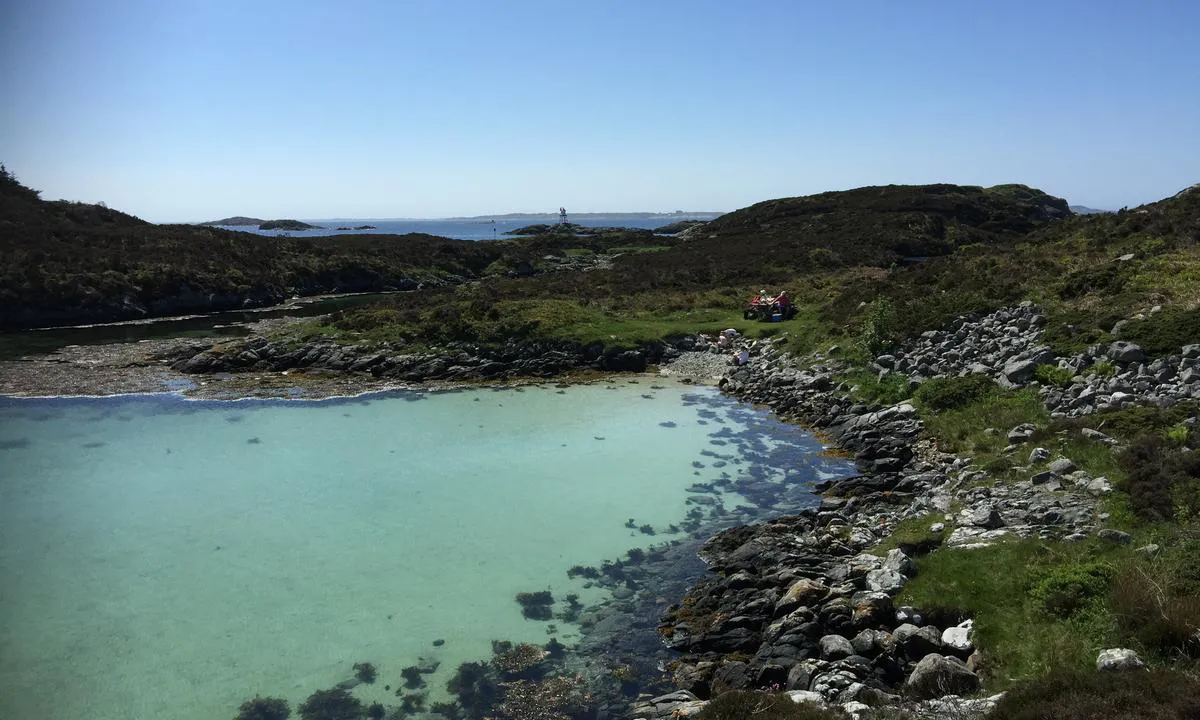 Sjøbuosen: {"base": "no", "no": "Lagunen sett mot s\u00f8rvest.", "se": "Lagunen sedd mot sydv\u00e4st.", "en": "The lagoon seen towards the southwest.", "da": "Lagunen set mod sydvest."}