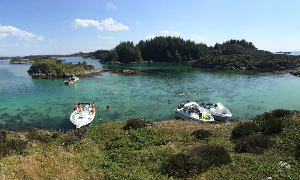 Sjøbuosen: {"base": "no", "no": "Lagunen sett mot \u00f8st.", "se": "Lagunen sedd mot \u00f6st.", "en": "The lagoon seen towards the east.", "da": "Lagunen set mod \u00f8st."}