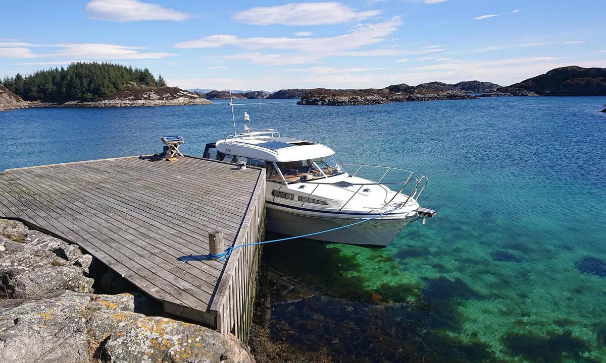 Sjøbuosen: {"base": "no", "no": "Kaien p\u00e5 Sau\u00f8y.", "se": "Kajen p\u00e5 Sau\u00f6.", "en": "The quay/pier at Sau\u00f8y.", "da": "Kajen p\u00e5 Sau\u00f8."}
