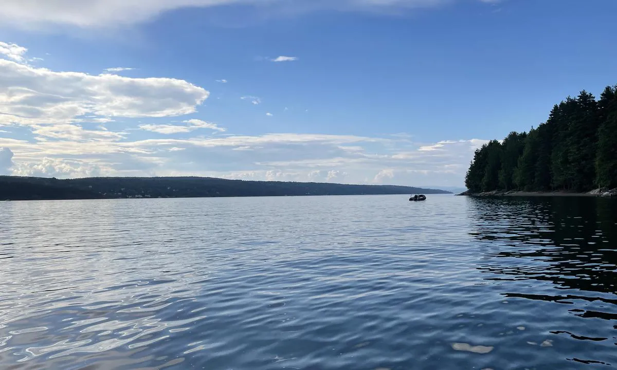 Sjødalstrand : {"base": "no", "no": "Nordover med Nesodden i bakgrunnen.", "se": "Norr\u00f6ver med Nesodden i bakgrunden.", "en": "Northwards with Nesodden in the background.", "da": "Nordover med Nesodden i baggrunden."}