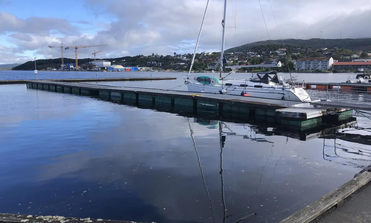 Fitjar: {"base": "no", "no": "Sj\u00f8sio gjestehavn. Sparbutikk ved kaien.", "se": "Sj\u00f6side G\u00e4sthamn. Sparbutik vid kajen.", "en": "Sj\u00f8sio guest harbour. Grocery store by the quay.", "da": "Sj\u00f8sio g\u00e6stehavn. Sparbutik ved kajen."}