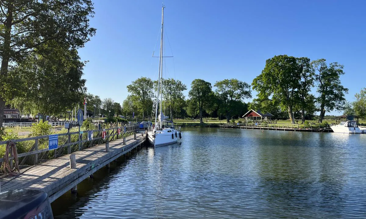 Sjötorp - Vänern: {"base": "no", "no": "Romslig havn i Sj\u00f6torp! Flere fine spisesteder.", "se": "Rymlig hamn i Sj\u00f6torp! Flera fina matst\u00e4llen.", "en": "Spacious harbour in Sj\u00f6torp! Several nice restaurants.", "da": "Rummelig havn i Sj\u00f6torp! Flere gode spisesteder."}