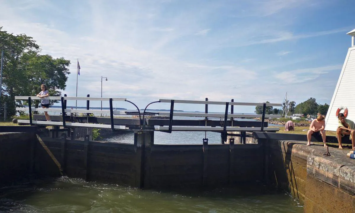 Sjötorp - Varvsbassängen: {"base": "de", "no": "De f\u00f8rste slusene gjennom", "se": "De f\u00f6rsta slussarna igenom", "en": "The first locks through", "da": "De f\u00f8rste sluser igennem", "fr": "Les premi\u00e8res \u00e9cluses pass\u00e9es", "de": "Die ersten Schleusen durch", "es": "Las primeras esclusas se atraviesan", "it": "Le prime chiuse attraverso", "pt": "As primeiras eclusas atrav\u00e9s", "nl": "De eerste sluizen door", "pl": "Pierwsze \u015bluzy przez", "uk": "\u041f\u0435\u0440\u0448\u0456 \u0448\u043b\u044e\u0437\u0438 \u0447\u0435\u0440\u0435\u0437", "ro": "Primele ecluze traversate", "tr": "\u0130lk kilitler \u00fczerinden", "el": "\u039f\u03b9 \u03c0\u03c1\u03ce\u03c4\u03b5\u03c2 \u03b4\u03b9\u03ce\u03c1\u03c5\u03b3\u03b5\u03c2 \u03bc\u03ad\u03c3\u03b1", "cs": "Prvn\u00ed propusti pr\u016fplavu", "hu": "Az els\u0151 zsilipkapukon \u00e1t", "fi": "Ensimm\u00e4iset sulut l\u00e4pi", "bg": "\u041f\u044a\u0440\u0432\u0438\u0442\u0435 \u0448\u043b\u044e\u0437\u043e\u0432\u0435 \u043f\u0440\u0435\u043c\u0438\u043d\u0430\u0442\u0438", "sr": "Prve prevodnice pro\u0111ite", "et": "Esimesed l\u00fc\u00fcsid l\u00e4bi", "lv": "Pirm\u0101s sl\u016b\u017eas iziet cauri", "lt": "Pirmosios liukai per"}
