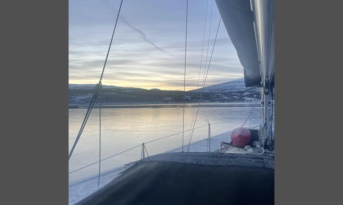 Sjøvegan Millionfisken: {"base": "no", "no": "Flott havn, men fare for is \u2026 p\u00e5 hardeste vinteren. Her 06 desember 2025", "se": "Fantastisk hamn, men risk f\u00f6r is ... under den h\u00e5rdaste vintern. H\u00e4r 06 december 2025", "en": "Great harbor, but risk of ice ... in the harshest winter. Here December 6, 2025", "da": "Flot havn, men fare for is \u2026 i den h\u00e5rdeste vinter. Her 06. december 2025", "fr": "Beau port, mais risque de glace\u2026 pendant les hivers les plus rigoureux. Ici le 6 d\u00e9cembre 2025", "de": "Sch\u00f6ner Hafen, aber Gefahr durch Eis ... im strengsten Winter. Hier am 06. Dezember 2025", "es": "Excelente puerto, pero peligro de hielo... en el m\u00e1s duro invierno. Aqu\u00ed 06 de diciembre 2025", "it": "Bel porto, ma rischio di ghiaccio... nei periodi pi\u00f9 rigidi dell'inverno. Qui il 06 dicembre 2025", "pt": "Porto maravilhoso, mas risco de gelo ... no inverno mais rigoroso. Aqui 06 de dezembro de 2025", "nl": "Geweldige haven, maar gevaar voor ijs \u2026 in de strengste winter. Hier 06 december 2025", "pl": "Wspania\u0142y port, ale niebezpiecze\u0144stwo lodu \u2026 podczas najtwardszej zimy. Tutaj 06 grudnia 2025", "uk": "\u0427\u0443\u0434\u043e\u0432\u0430 \u0433\u0430\u0432\u0430\u043d\u044c, \u0430\u043b\u0435 \u0454 \u043d\u0435\u0431\u0435\u0437\u043f\u0435\u043a\u0430 \u043b\u044c\u043e\u0434\u0443 ... \u043f\u0456\u0434 \u0447\u0430\u0441 \u043d\u0430\u0439\u0436\u043e\u0440\u0441\u0442\u043e\u043a\u0456\u0448\u043e\u0457 \u0437\u0438\u043c\u0438. \u0422\u0443\u0442 06 \u0433\u0440\u0443\u0434\u043d\u044f 2025 \u0440\u043e\u043a\u0443", "ro": "Port frumos, dar pericol de ghea\u021b\u0103 ... \u00een timpul iernilor cele mai grele. Aici 06 decembrie 2025", "tr": "Bu\u0308yu\u0308leyici liman, ancak en sert k\u0131\u015fta buz tehlikesi var ... Buraday\u0131m 06 Aral\u0131k 2025", "el": "\u03a5\u03c0\u03ad\u03c1\u03bf\u03c7\u03bf \u03bb\u03b9\u03bc\u03ac\u03bd\u03b9, \u03b1\u03bb\u03bb\u03ac \u03ba\u03af\u03bd\u03b4\u03c5\u03bd\u03bf\u03c2 \u03b3\u03b9\u03b1 \u03c0\u03ac\u03b3\u03bf \u2026 \u03c3\u03c4\u03b7 \u03c3\u03ba\u03bb\u03b7\u03c1\u03cc\u03c4\u03b5\u03c1\u03b7 \u03c7\u03b5\u03b9\u03bc\u03b5\u03c1\u03b9\u03bd\u03ae \u03c0\u03b5\u03c1\u03af\u03bf\u03b4\u03bf. \u0395\u03b4\u03ce 06 \u0394\u03b5\u03ba\u03b5\u03bc\u03b2\u03c1\u03af\u03bf\u03c5 2025", "cs": "Skv\u011bl\u00e9 p\u0159\u00edstavi\u0161t\u011b, ale nebezpe\u010d\u00ed ledu \u2026 v nejtvrd\u0161\u00ed zim\u011b. Zde 06 prosince 2025.", "hu": "<p>Remek kik\u00f6t\u0151, de jegesed\u00e9s vesz\u00e9lye\u2026 a legkem\u00e9nyebb t\u00e9len.</p><p>Itt: 2025. december 6.</p>", "fi": "Hieno satama, mutta j\u00e4\u00e4vaara ... kovimpana talvena. T\u00e4\u00e4ll\u00e4 06. joulukuuta 2025", "bg": "\u0421\u0442\u0440\u0430\u0445\u043e\u0442\u043d\u043e \u043f\u0440\u0438\u0441\u0442\u0430\u043d\u0438\u0449\u0435, \u043d\u043e \u043e\u043f\u0430\u0441\u043d\u043e\u0441\u0442 \u043e\u0442 \u043b\u0435\u0434 ... \u043f\u0440\u0435\u0437 \u043d\u0430\u0439-\u0441\u0442\u0443\u0434\u0435\u043d\u0430\u0442\u0430 \u0437\u0438\u043c\u0430. \u0422\u0443\u043a \u043d\u0430 06 \u0434\u0435\u043a\u0435\u043c\u0432\u0440\u0438 2025 \u0433.", "sr": "\u041e\u0434\u043b\u0438\u0447\u043d\u0430 \u043b\u0443\u043a\u0430, \u0430\u043b\u0438 \u043f\u043e\u0441\u0442\u043e\u0458\u0438 \u043e\u043f\u0430\u0441\u043d\u043e\u0441\u0442 \u043e\u0434 \u043b\u0435\u0434\u0430 \u2026 \u0443 \u043d\u0430\u0458\u0442\u0435\u0436\u043e\u0458 \u0437\u0438\u043c\u0438. \u041e\u0432\u0434\u0435 06 \u0434\u0435\u0446\u0435\u043c\u0431\u0440\u0430 2025", "et": "Suurep\u00e4rane sadam, aga k\u00f5vema talve ajal on oht j\u00e4\u00e4 tekkeks \u2026 Siin 06. detsembril 2025", "lv": "Lieliska osta, bet past\u0101v ledus briesmas ... visaukst\u0101kaj\u0101 ziem\u0101. \u0160eit 2025. gada 6. decembr\u012b", "lt": "Puikus uostas, bet pavojus d\u0117l ledo ... per \u0161al\u010diausi\u0105 \u017eiem\u0105. \u010cia 2025 m. gruod\u017eio 6 d."}