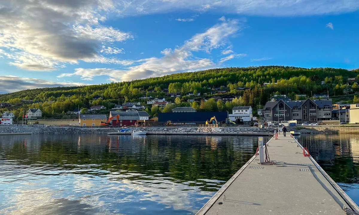 Sjøvegan Millionfisken: {"base": "no", "no": "Ca 70 meter flytebrygge. Str\u00f8m og vann.", "se": "Ca 70 meter flytbrygga. Str\u00f6m och vatten.", "en": "Approximately 70 meters of floating dock. Power and water available.", "da": "Ca. 70 meter flydebro. Str\u00f8m og vand."}