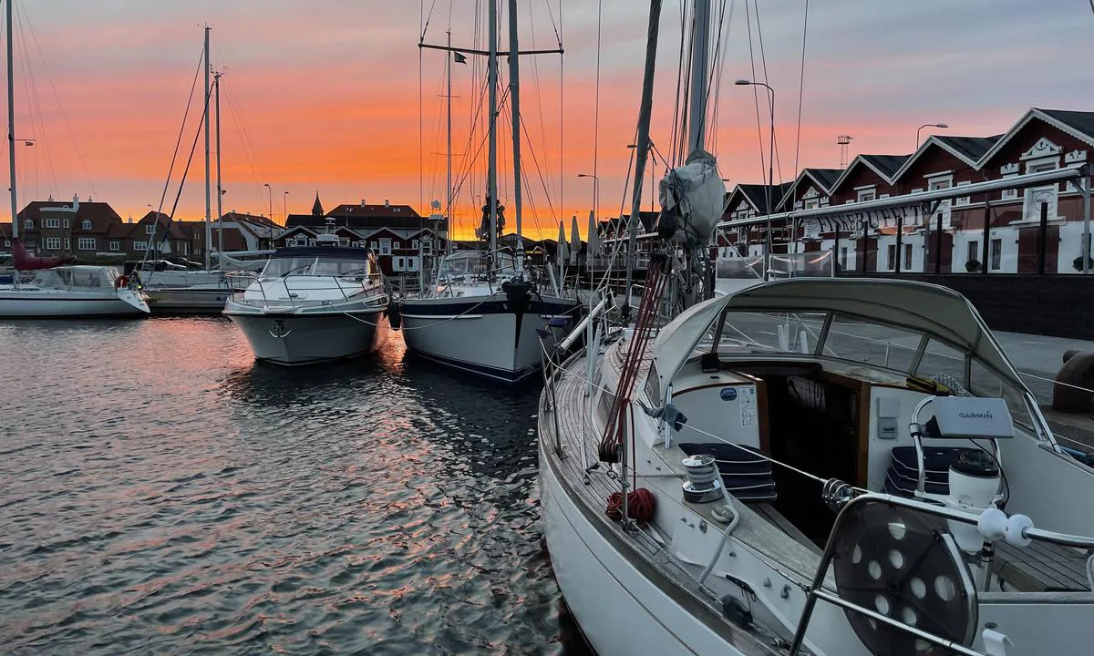 Skagen Lystbådehavn: {"base": "no", "no": "Kveldsol 22 juni 2022.", "se": "Kv\u00e4llssol 22 juni 2022.", "en": "Evening sun 22 June 2022.", "da": "Aftensol 22. juni 2022."}