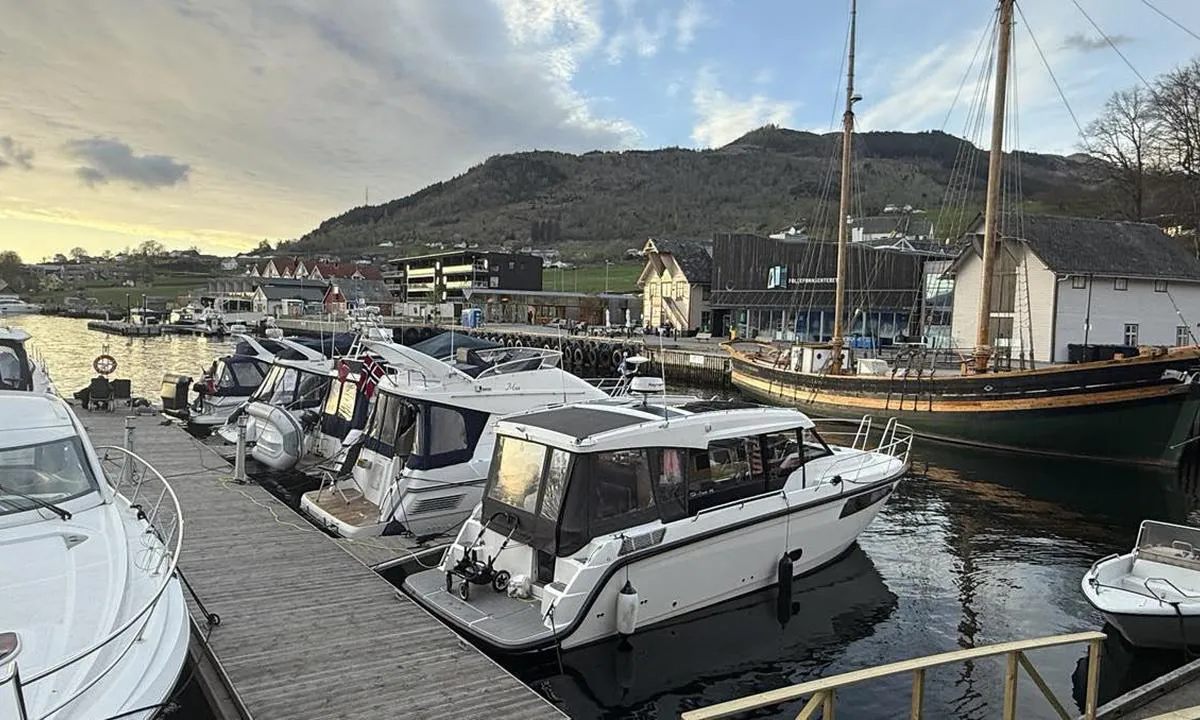 Skålafjæro Båthamn: {"base": "no", "no": "5 plasser i b\u00e5ser og noen plasser longside.", "se": "5 platser i b\u00e5sar och n\u00e5gra platser longside.", "en": "5 berths in box moorings and some berths alongside.", "da": "5 pladser i b\u00e5se og nogle pladser longside.", "fr": "5 places en boxes et quelques places en longside.", "de": "5 Pl\u00e4tze in Boxen und einige Pl\u00e4tze l\u00e4ngsseits.", "es": "5 puestos en pantalanes y algunos puestos junto al muelle.", "it": "5 posti in banchine e alcuni posti lungo fiancata.", "pt": "5 vagas em box e algumas vagas ao longo do cais.", "nl": "5 plaatsen in boxen en enkele plaatsen langszij.", "pl": "5 miejsc w boksach i kilka miejsc longside.", "uk": "5 \u043c\u0456\u0441\u0446\u044c \u0443 \u043a\u0438\u0448\u0435\u043d\u044f\u0445 \u0456 \u043a\u0456\u043b\u044c\u043a\u0430 \u043c\u0456\u0441\u0446\u044c longside.", "ro": "5 locuri la dane \u0219i c\u00e2teva locuri longside.", "tr": "5 r\u0131ht\u0131mda ve baz\u0131 yerler bordadan.", "el": "5 \u03b8\u03ad\u03c3\u03b5\u03b9\u03c2 \u03c3\u03b5 \u03b1\u03b3\u03ba\u03c5\u03c1\u03bf\u03b2\u03cc\u03bb\u03b9\u03b1 \u03ba\u03b1\u03b9 \u03bc\u03b5\u03c1\u03b9\u03ba\u03ad\u03c2 \u03b8\u03ad\u03c3\u03b5\u03b9\u03c2 \u03ba\u03b1\u03c4\u03ac \u03bc\u03ae\u03ba\u03bf\u03c2.", "cs": "5 m\u00edst v boxech a n\u011bkolik m\u00edst na boku.", "hu": "5 hely haj\u00f3\u00e1ll\u00e1sban \u00e9s n\u00e9h\u00e1ny hely oldalir\u00e1nyban.", "fi": "5 paikkaa pilttuissa ja joitakin paikkoja rinnakkain.", "bg": "5 \u043c\u0435\u0441\u0442\u0430 \u043d\u0430 \u0441\u0442\u043e\u044f\u043d\u043a\u0438 \u0438 \u043d\u044f\u043a\u043e\u043b\u043a\u043e \u043c\u0435\u0441\u0442\u0430 \u0437\u0430 \u0448\u0432\u0430\u0440\u0442\u043e\u0432\u0430\u043d\u0435 \u043e\u0442\u0441\u0442\u0440\u0430\u043d\u0438.", "sr": "5 \u043c\u0435\u0441\u0442\u0430 \u0443 \u0431\u043e\u043a\u0441\u043e\u0432\u0438\u043c\u0430 \u0438 \u043d\u0435\u043a\u0430 \u043c\u0435\u0441\u0442\u0430 \u0443\u0437\u0434\u0443\u0436.", "et": "5 kohta sildumiskohtades ja m\u00f5ned kohad paralleelsidemiseks.", "lv": "5 vietas kotv\u0101s un da\u017eas vietas gar bortu.", "lt": "5 vietos prie \u0161vartavimosi stov\u0173 ir kelios vietos i\u0161ilgai."}