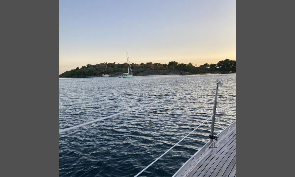 Skalla hamn - Skallanas - SXK Västkust: {"base": "no", "no": "Mot s\u00f8rvest. Du ligger best p\u00e5 svai, men det finnes muligheter mot land med hekkanker.", "se": "Mot sydv\u00e4st. Du ligger b\u00e4st p\u00e5 svaj, men det finns m\u00f6jligheter mot land med akterankare.", "en": "To the southwest. Anchoring is best, but there are opportunities near shore with a stern anchor.", "da": "Mod sydvest. Du ligger bedst for anker, men der findes muligheder ved land med agteranker."}