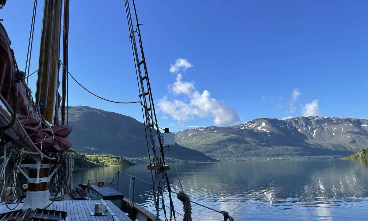Skalsa: {"base": "no", "no": "S\u00f8rover ut mot J\u00f8kelfjorden", "se": "S\u00f6derut ut mot J\u00f6kelfjorden", "en": "Southward towards J\u00f8kelfjorden", "da": "Sydp\u00e5 ud mod J\u00f8kelfjorden"}