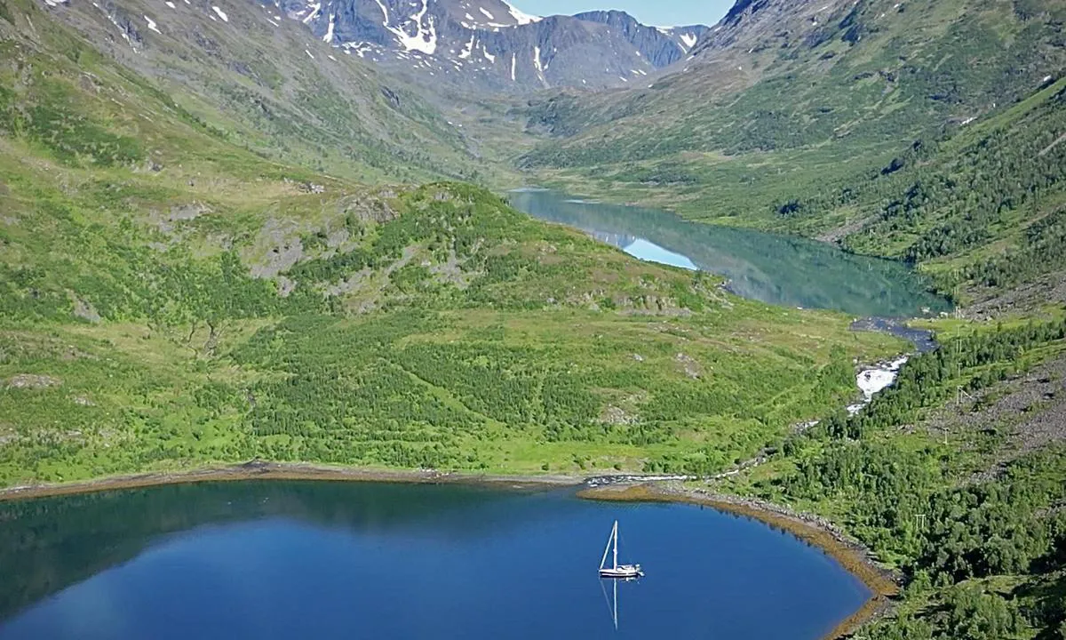 Skalsa: {"base": "se", "no": "Ganske dyp naturhavn (20 m ved h\u00f8yvann).", "se": "Ganska djupt naturhamn (20 m vid h\u00f6g vatten).", "en": "Quite deep natural harbour (20 m at high tide).", "da": "Ganske dyb naturhavn (20 m ved h\u00f8jvande)."}